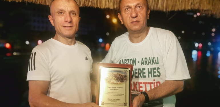 Araklı’nın Sorunlarını Dünyaya duyuran Gazeteci ‘ye Ödül