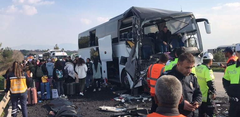 Öğrencileri Taşıyan Otobüs kaza yaptı